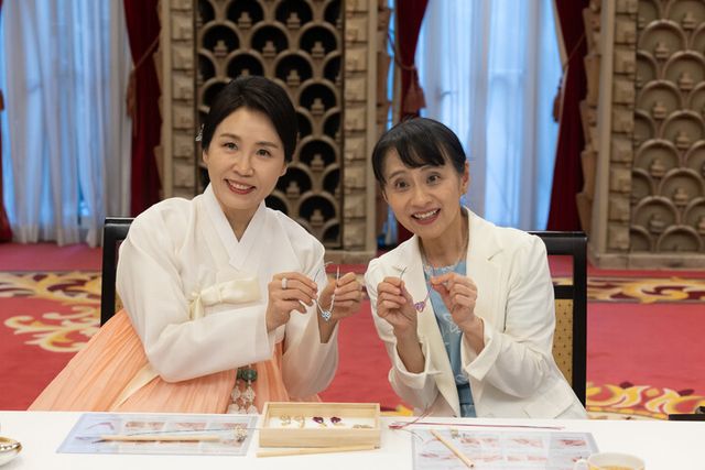 김혜경 여사와 이시바 시게루 일본 총리의 부인 이시바 요시코 여사가 23일 일본 도쿄 총리 관저에서 친교 일정으로 한일 양국의 전통 매듭 만들기 체험을 하며 기념촬영을 하고 있다. [사진=연합뉴스]