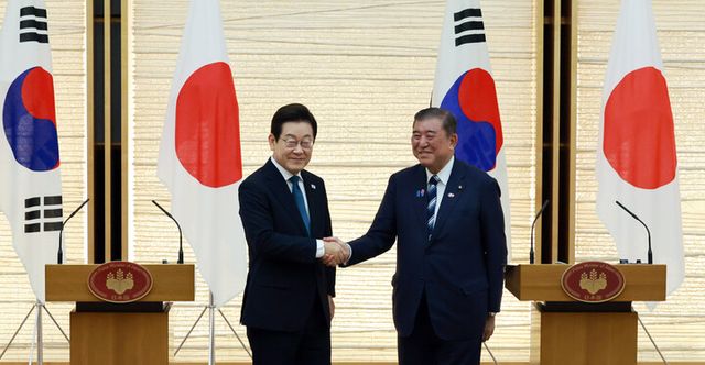 이재명 대통령과 이시바 시게루 일본 총리가 23일 일본 도쿄 총리 관저에서 한일 정상 공동 언론 발표를 마친 뒤 악수하고 있다. [사진=연합뉴스]