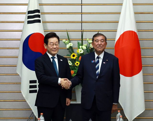 이재명 대통령과 이시바 시게루 일본 총리가 23일 일본 도쿄 총리 관저에서 열린 한일 확대정상회담에 앞서 기념촬영을 하며 악수하고 있다. [사진=연합뉴스]