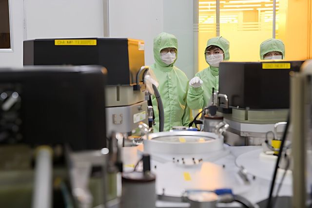 배경훈 과학기술정보통신부 장관(왼쪽)이 지난 13일 서울 관악구 서울대학교 반도체공동연구소를 방문해 주요 연구시설을 둘러보고 있다. [사진=연합뉴스]