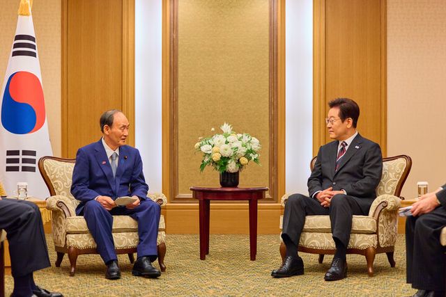 이재명 대통령이 24일 일본 도쿄의 한 호텔에서 일한의원연맹 회장인 스가 요시히데 전 일본 총리 등 의원단을 접견하고 있다. [사진=연합뉴스]
