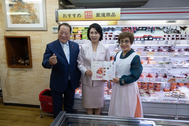 김혜경 여사가 24일 일본 도쿄 메지로대에서 한국어학과 학생들을 만나 기념촬영을 하고 있다. [사진=연합뉴스]