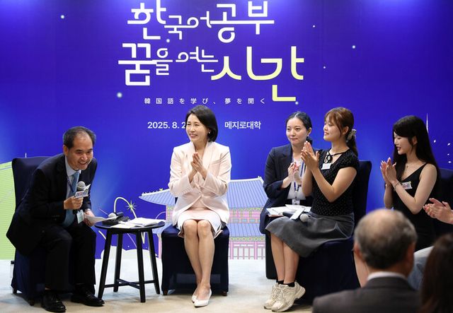 김혜경 여사가 24일 일본 도쿄 메지로대에서 열린 한국어학과 학생들과의 대화에서 박수치고 있다. [사진=연합뉴스]