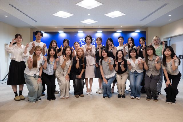 김혜경 여사가 24일 일본 도쿄 메지로대에서 한국어학과 학생들을 만나 기념촬영을 하고 있다. [사진=연합뉴스]