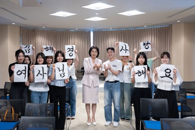 김혜경 여사가 24일 일본 도쿄 메지로대에서 한국어학과 학생들을 만나 기념촬영을 하고 있다. [사진=연합뉴스]