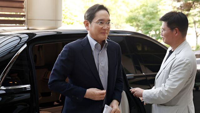 이재용 삼성전자 회장이 미국 워싱턴DC에서 열리는 한미 정상회담의 경제사절단에 동행하기 위해 24일 서울 강서구 서울김포비즈니스항공센터(SGBAC)를 통해 출국하고 있다. [사진=연합뉴스]