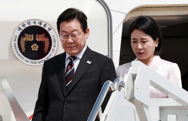 이재명 대통령과 김혜경 여사가 24일(현지시간) 미국 워싱턴DC 인근 앤드루스 합동기지에 도착해 공군 1호기에서 내리고 있다. [사진=연합뉴스]