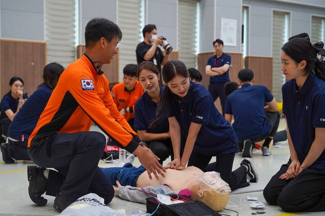 티웨이항공 객실 승무원들이 소방안전 교육 훈련을 통해 심폐소생술(CPR) 및 기내 응급처치 등 고강도 안전 훈련을 받고 있다. [사진=티웨이항공]