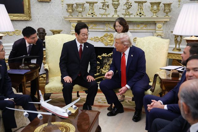 이재명 대통령이 25일(현지 시각) 미국 워싱턴 DC 백악관 오벌오피스에서 도널드 트럼프 미국 대통령과 한미 정상회담을 하고 있다. [사진=연합뉴스]