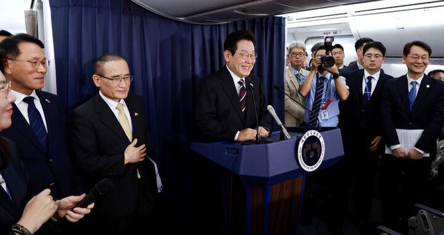 이재명 대통령이 24일(현지시간) 일본 도쿄 하네다공항 이륙 뒤 미국 워싱턴DC로 향하는 공군 1호기 기내에서 기자간담회를 하며 발언하고 있다. [사진=연합뉴스]