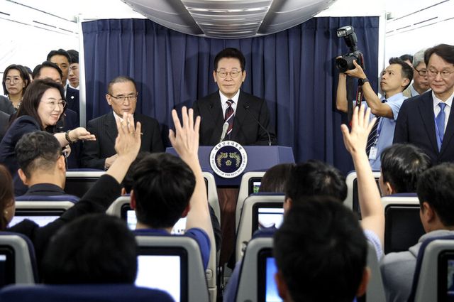 이재명 대통령이 24일(현지시간) 일본 도쿄 하네다공항 이륙 뒤 한미 정상회담을 위해 미국 워싱턴DC로 향하는 공군 1호기 기내에서 기자간담회를 하며 취재진의 질문을 받고 있다. [사진=연합뉴스]