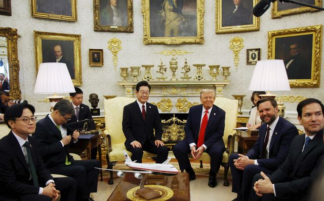 이재명 대통령과 도널드 트럼프 미국 대통령이 25일(현지시간) 미국 워싱턴DC 백악관에서 정상회담을 하고 있다. [사진=연합뉴스]