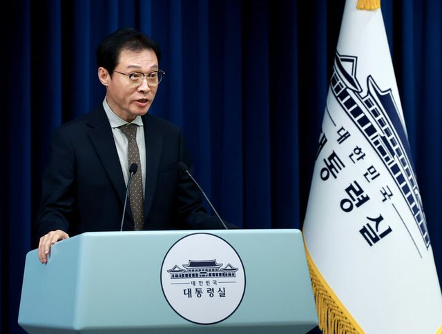 이규연 대통령실 홍보소통수석이 21일 서울 용산 대통령실 청사에서 이날 열린 대통령 수석·보좌관 회의 관련 브리핑을 하고 있다.