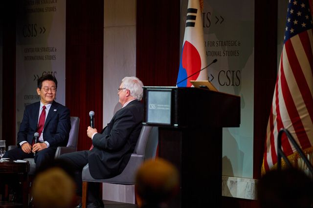 이재명&nbsp;대통령이 25일(현지 시각) 미국 워싱턴DC 국제전략문제연구소(CSIS) 인터내셔널 스튜디오에서 정책 연설을 마친 뒤 존 햄리 CSIS 소장과 대담 시간을 갖고 있다. [사진=연합뉴스]