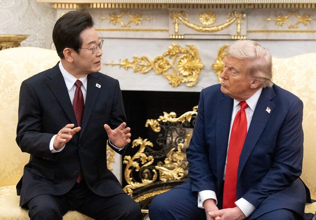 이재명 대통령과 도널드 트럼프 미국 대통령이 25일(현지시간) 미국 워싱턴DC 백악관에서 정상회담을 하고 있다. [사진=연합뉴스]