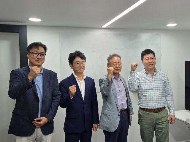 안준형 디윅스 대표(왼쪽), 안인구 클라비 대표(왼쪽 두 번째), 김상욱 대보DX 대표, 남운성 시선AI 대표. [사진=시선AI]