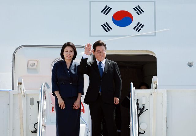 이재명 대통령과 김혜경 여사가 26일(현지 시각) 미국 워싱턴DC 인근 앤드루스 합동기지에서 펜실베이니아주 필라델피아로 떠나며 공군 1호기에 올라 인사하고 있다. [사진=연합뉴스]