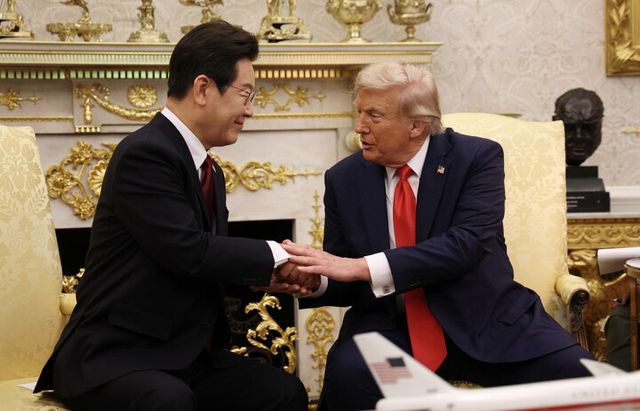 이재명 대통령이 25일(현지시간) 미국 워싱턴 DC 백악관 오벌오피스에서 도널드 트럼프 미국 대통령과 한미 정상회담을 하고 있다. [사진=연합뉴스]