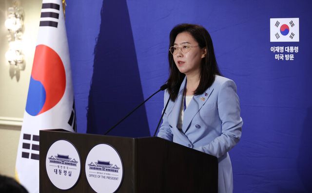 강유정 대통령실 대변인이 25일(현지 시각) 미국 워싱턴DC 한 호텔의 한국프레스센터에서 한미 정상회담 등 이재명 대통령 일정에 관해 브리핑하고 있다. [사진=연합뉴스]