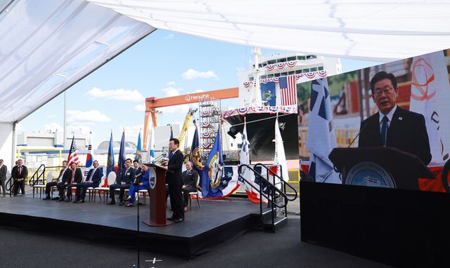 이재명&nbsp;대통령이 26일(현지 시각) 미국 필라델피아의 한화 필리조선소에서 '스테이트 오브 메인'호 명명식 축사를 하고 있다. 이 선박은 미국 해양청이 발주한 국가 안보 다목적 선박(NSMV) 5척 중 3호선이다. 1호선은 엠파이어 스테이트, 2호선은 패트리어트 스테이트다. [사진=연합뉴스]