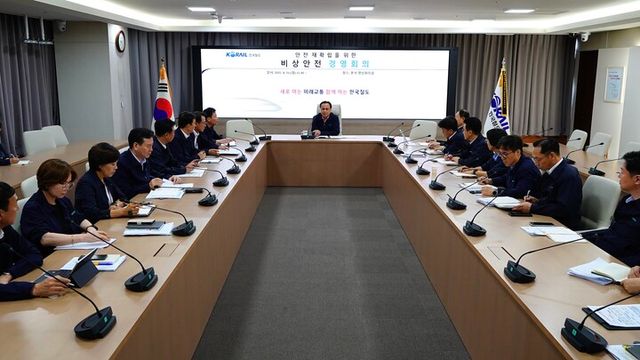 정정래 코레일 사장직무대행(사진 가운데)이 25일 대전사옥에서 철도 안전 재확립을 위한 비상안전경영회의를 열었다.&nbsp;[사진=코레일]