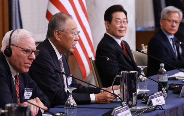 류진 한국경제인협회 회장이 25일(현지시간) 미국 워싱턴DC 윌라드 호텔에서 열린 한미 비즈니스 라운드 테이블에서 발언하고 있다. [사진=연합뉴스]