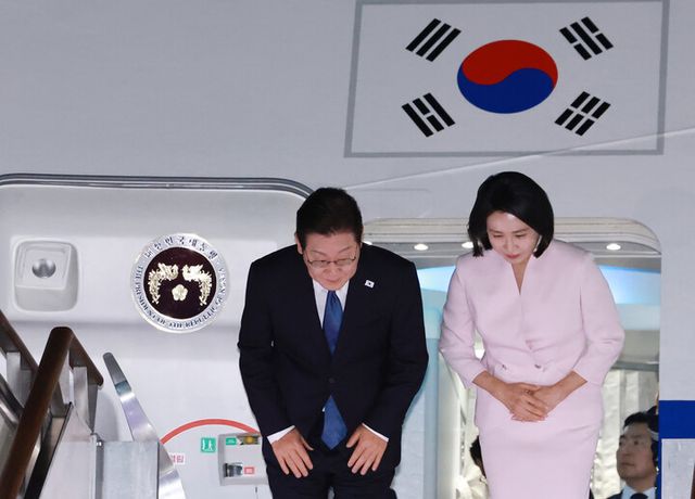 이재명 대통령과 김혜경 여사가 일본·미국 방문 일정을 마치고 28일 경기도 성남 서울공항에 도착해 공군1호기에서 내리며 인사하고 있다. [사진=연합뉴스]