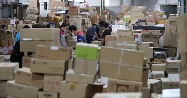 서울 한 물류센터에서 택배 종사자들이 배송할 택배 물품을 분류하고 있다. [사진=연합뉴스]