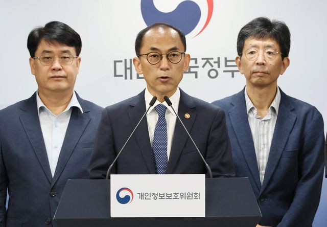 고학수 개인정보보호위원회 위원장이 28일 서울 종로구 정부서울청사에서 SK텔레콤 개인정보 유출사고 제재처분 의결과 관련해 브리핑하고 있다. [사진=연합뉴스]
