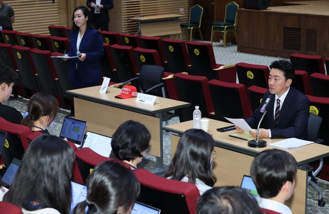 강훈식 비서실장이 28일 용산 대통령실에서 한미 정상회담 결과 등을 설명하는 기자간담회를 하고 있다.강 비서실장과 전은수 부대변인 사이에 트럼프 대통령에게 강 비서실장이 받은 선물이 놓여 있다