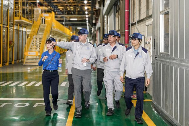 GM 한국사업장 창원공장을 방문해 생산 시설을 둘러보고 있는 헥터 비자레알(Hector Villarreal) 사장(앞줄 좌측 두번째)과 아시프 카트리(Asif Khatri) GM 해외사업부문 생산 총괄 부사장(뒷줄 가운데), 김영식 창원공장 본부장(앞줄 우측 첫번째) [사진=한국GM]