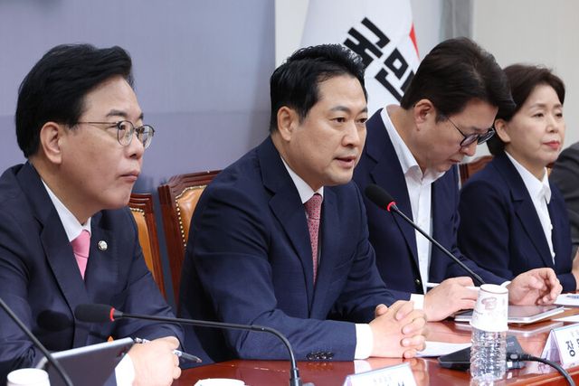 장동혁 국민의힘 대표가 28일 서울 여의도 국회에서 열린 최고위원회의에서 발언하고 있다. (왼쪽부터) 송언석 국민의힘 원내대표, 장 대표, 신동욱 최고위원, 양향자 최고위원. [사진=연합뉴스]