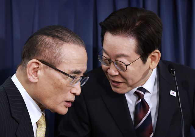 이재명 대통령과 위성락 국가안보실장이 지난 24일(현지 시각) 일본 도쿄 하네다공항 이륙 뒤 한미 정상회담을 위해 미국 워싱턴DC로 향하는 공군 1호기 기내에서 기자간담회를 하며 논의하고 있다. 2025.8.25