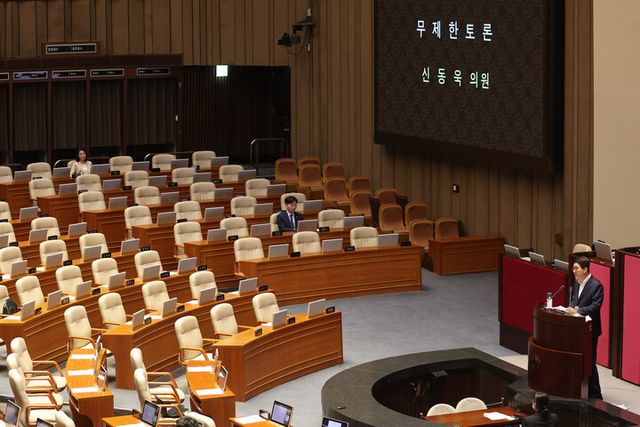 이진숙 방송통신위원장이 지난 4일 국회 본회의장에서 국민의힘 신동욱 의원의 방송3법(방송법·방송문화진흥회법·한국교육방송공사법 개정안) 관련 무제한토론을 듣고 있다. [사진=연합뉴스]