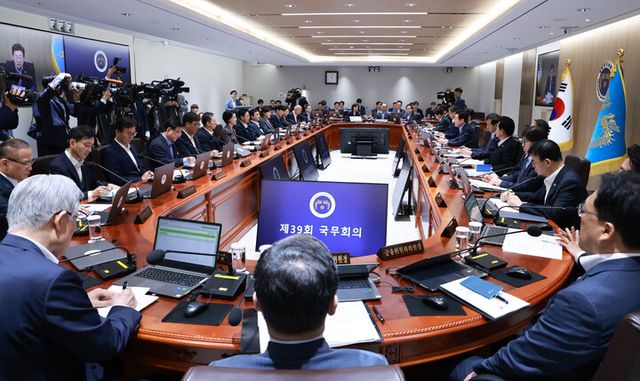 이재명 대통령이 29일 서울 용산 대통령실 청사에서 열린 임시 국무회의를 주재하고 있다.