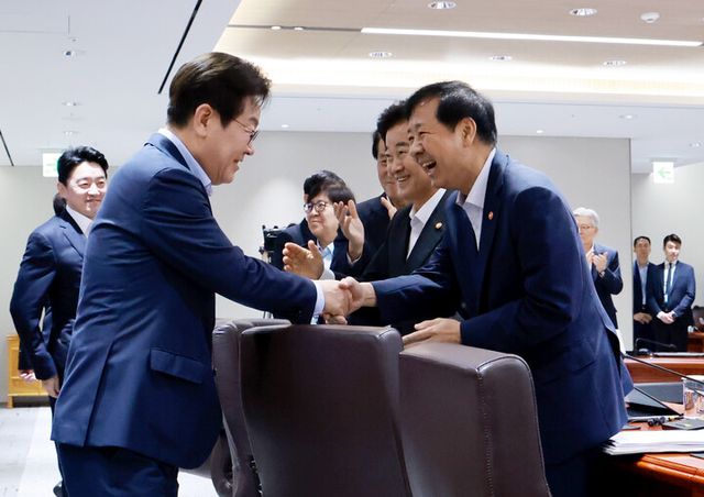 이재명 대통령이 29일 서울 용산 대통령실 청사에서 열린 임시 국무회의에 입장하며 구윤철 경제부총리 겸 기획재정부 장관과 인사하고 있다. [사진=연합뉴스]