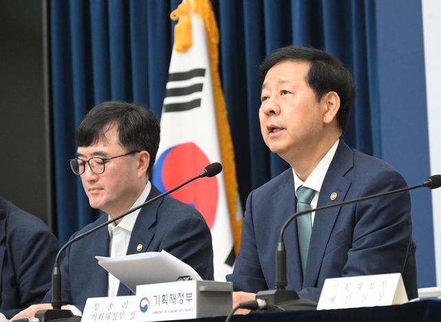 구윤철 부총리 겸 기획재정부 장관이 지난 28일 정부세종청사에서 중앙동에서 열린 '2026년 예산안 및 '25~'29년 국가재정운용계획' 상세브리핑에서 발표문을 낭독하고 있다. [사진=기재부]