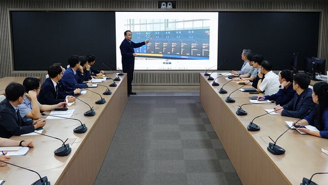 한국철도공사(코레일)가 29일 오전 대전사옥에서 2025 APEC 철도분야 준비상황을 점검했다. (사진 가운데 정정래 사장직무대행) [사진=코레일]