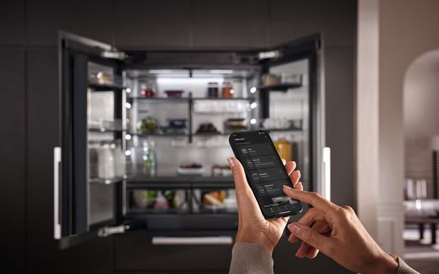 푸드뷰 기능으로 냉장고 내부를 실시간 확인할 수 있는 밀레 프리미엄 냉장·냉동고 ‘마스터쿨 III 시리즈’. [사진=