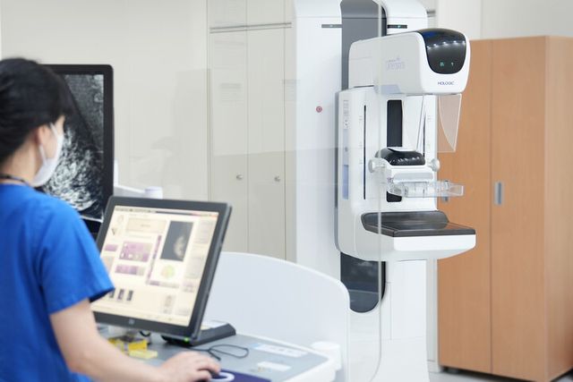 영상의학과 기사유방촬영기(셀레니아 디멘전)로 환자 검사를 준비하고 있다. [사진=동남권원자력의학원]