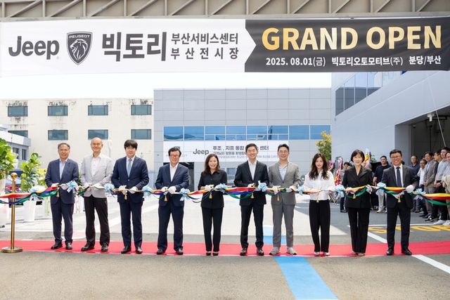 (왼쪽부터) 빅토리 이재섭 회장, 김봉섭 부사장, 김하근 대표, 진영푸드 최강호 회장, 스텔란티스코리아 방실 대표, 세일즈 및 네트워크 총괄 안백인 상무, 애프터세일즈 총괄 강승원 상무, 마케팅 및 프로덕트 총괄 진시현 상무, 빅토리 김한주 본부장, 송영민 본부장. [사진=스텔란티스코리아]