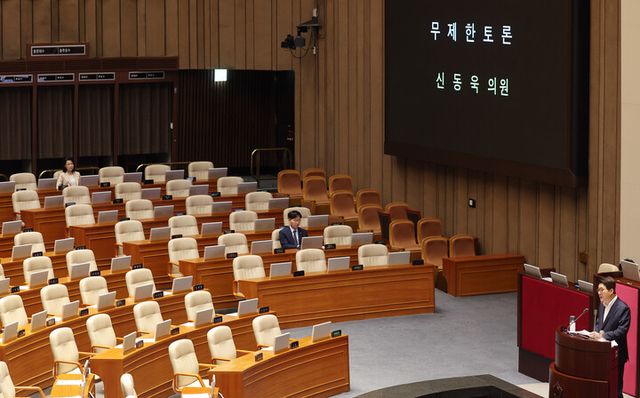 이진숙 방송통신위원장이 4일 국회 본회의에서 국민의힘 신동욱 의원의 방송3법(방송법·방송문화진흥회법·한국교육방송공사법 개정안) 관련 무제한토론을 듣고 있다.