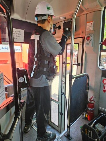 SK텔레콤이 국내 최초로 시내버스에 5G·LTE 통신 기반의 와이파이7(WiFi-7)을 도입하는 시범 서비스를 제공해 통신 품질 개선을 확인했다고 밝혔다. [사진=SK텔레콤]&nbsp;