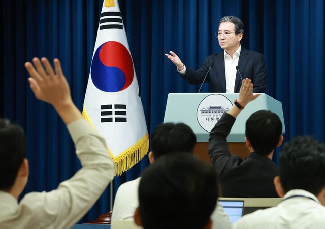 김용범 대통령실 정책실장이 지난달 31일 서울 용산 대통령실 청사에서 한미 관세 협상 타결 브리핑 후 기자들의 질문을 받고 있다. [사진=연합뉴스]