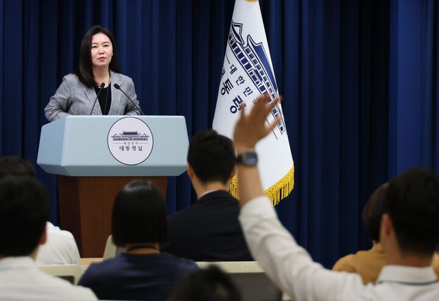 강유정 대변인이 4일 용산 대통령실 기자회견장에서 비서실장 주재 수석보좌관회의 브리핑 후 기자들의 질문을 받고 있다. [사진=연합뉴스]