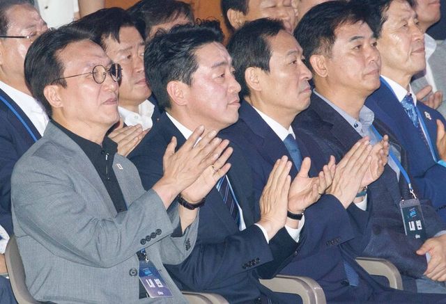 김민석 국무총리(왼쪽부터), 강훈식 대통령 비서실장, 우상호 정무수석, 김병욱 정무비서관이 지난 2일 고양 킨텍스에서 열린 더불어민주당 전국당원대회에서 손뼉치고 있다. [사진=연합뉴스]