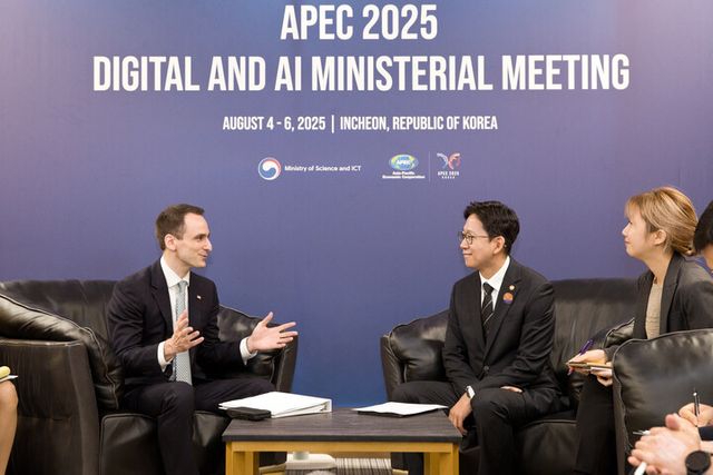 배경훈 과학기술정보통신부 장관(오른쪽)이 5일 오전 인천광역시 연수구 송도컨벤시아에서 마이클 크라치오스(Michael Kratsios) 미국 백악관 과학기술정책실장을 만나 AI 정책방향 및 기술 협력방안 등을 논의하고 있다. [사진=과학기술정보통신부]