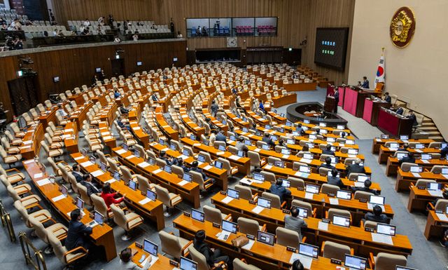 신동욱 국민의힘 의원이 4일 국회 본회의에서 '방송3법(방송법·방송문화진흥회법·한국교육방송공사법 개정안)' 본회의 상정 관련해 무제한 토론(필리버스터)을 하고 있다. [사진=연합뉴스]