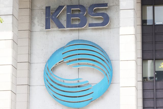 &nbsp;'KBS 사장 후보를 국민 100명 이상이 추천하고, KBS 이사진을 3개월 내 모두 교체'하는 내용을 담은 방송법 개정안이 5일 국회 본회의를 통과했다. 사진은 5일 여의도 한국방송공사(KBS) 건물의 로고. [사진=연합뉴스]