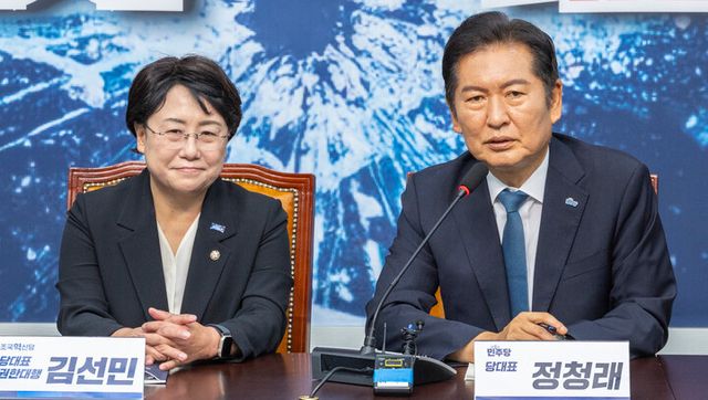 더불어민주당 정청래 대표와 조국혁신당 김선민 당 대표 권한대행이 5일 국회에서 만나 대화하고 있다. 2025.8.5